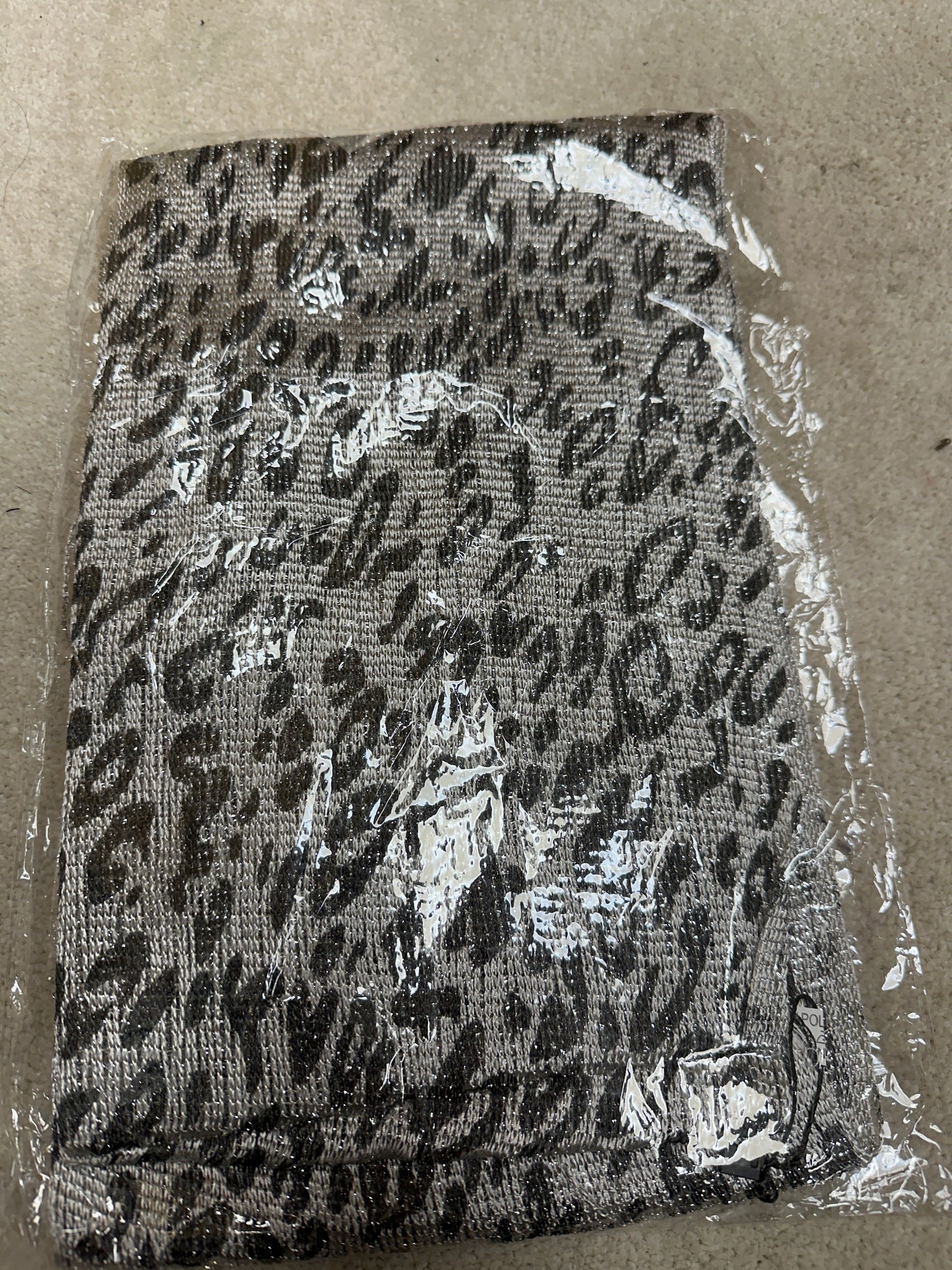 H005 Silver leopard print