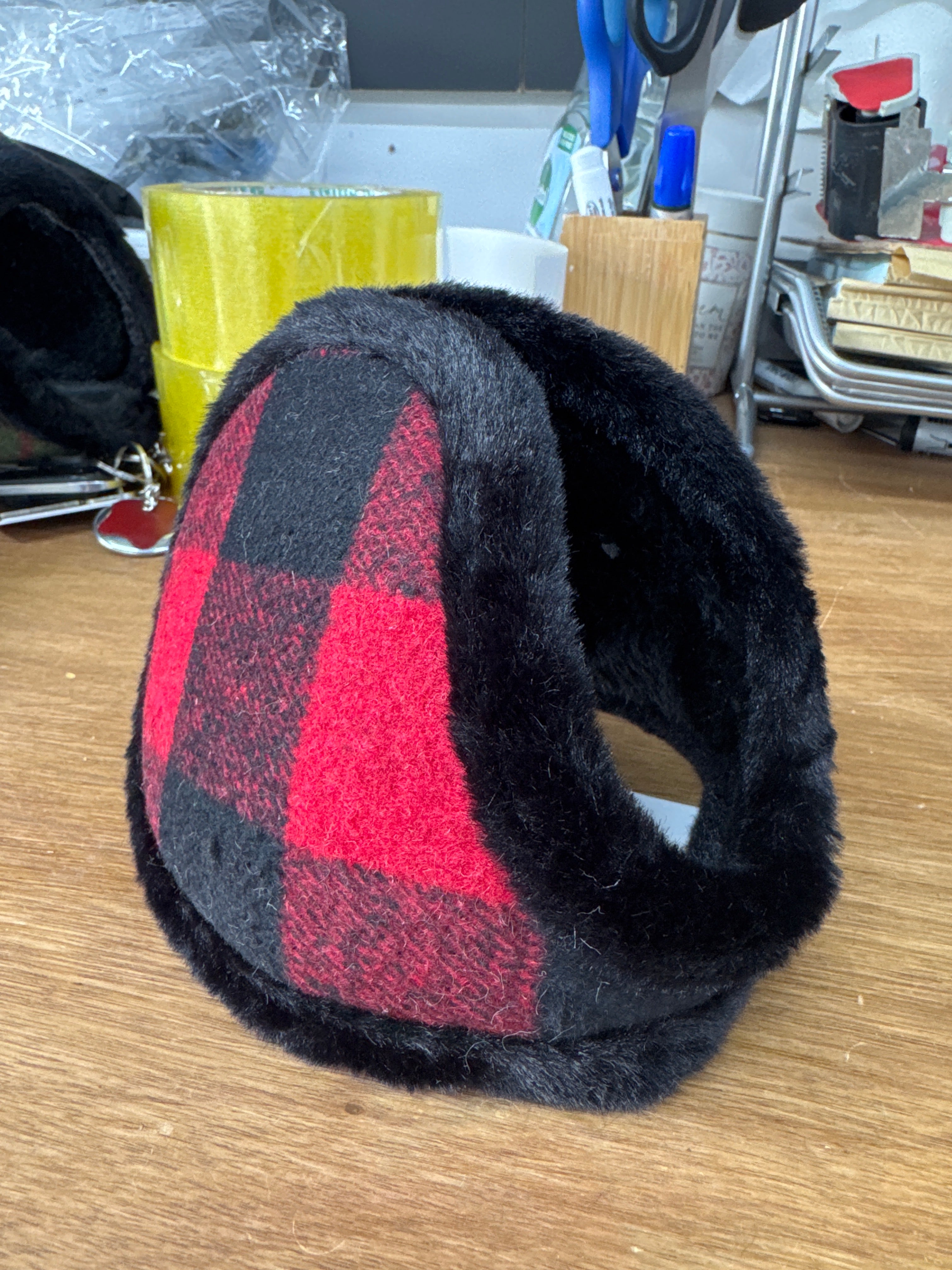 AE032 Black Red Checker
