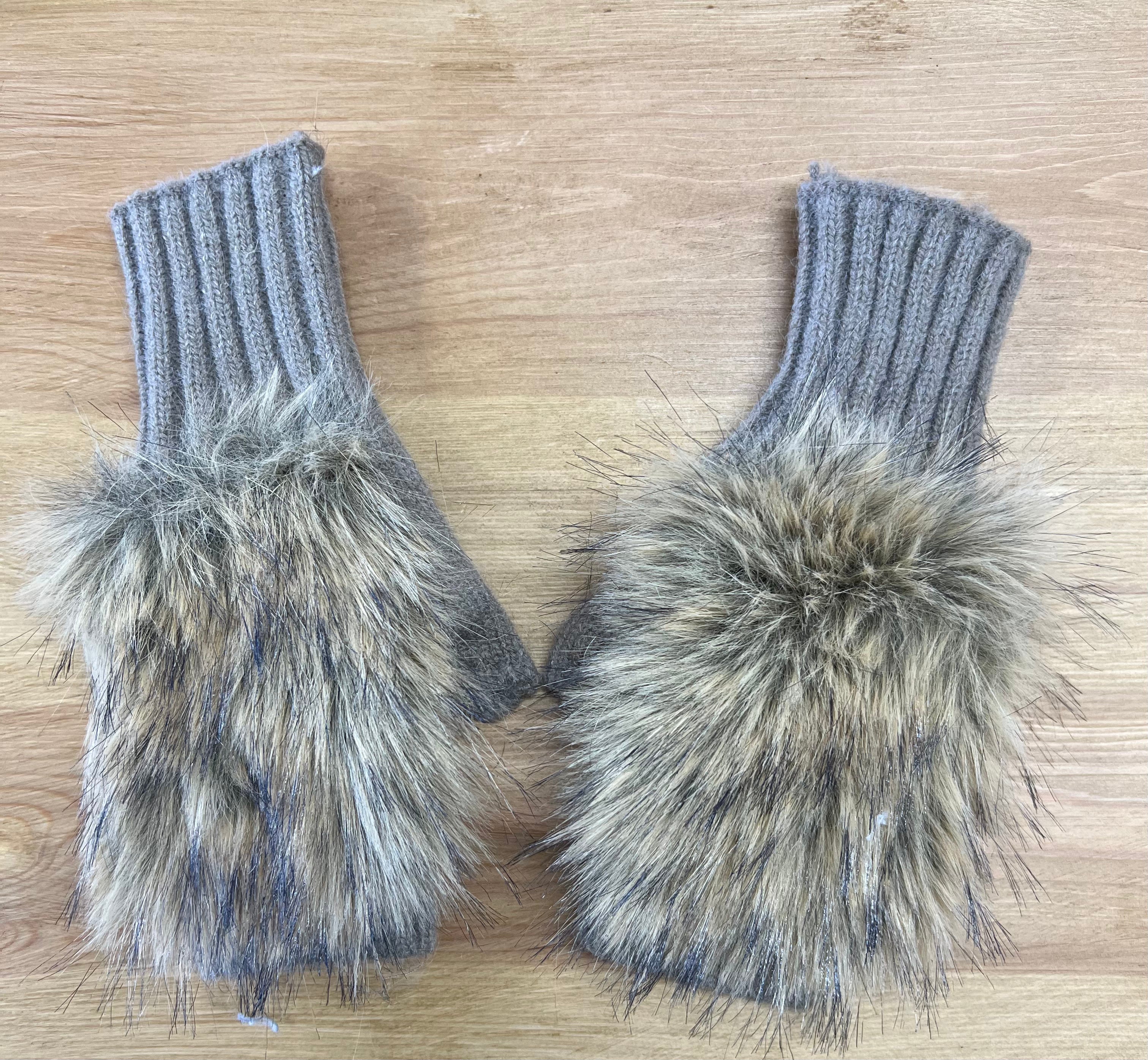 GW017 Fluffy Fingerless Gloves